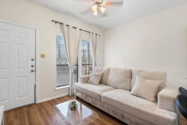 Main picture of 3000 Guadalupe St