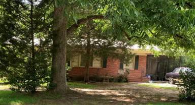 Main picture of 102 Roberts St