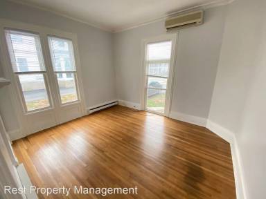 Main picture of 106 1/2 E Main St