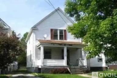 Main picture of 826 W 11th St