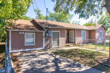 Main picture of 915 Brewster Ave