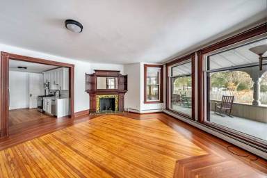 Main picture of 245 Clinton St