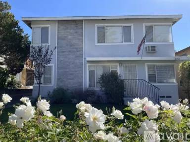 Main picture of 2140 N Beachwood Dr