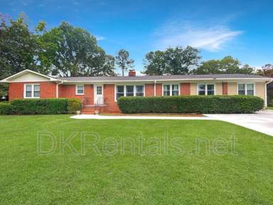 Main picture of 102 Nathan Cir