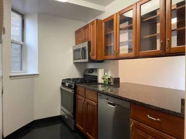 Main picture of 352 W 48th St