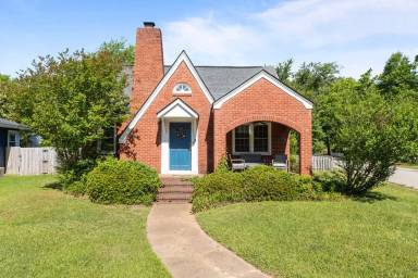 Main picture of 207 N Virginia Ave