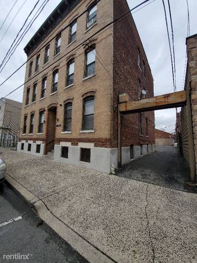 Main picture of 65 W 21st St