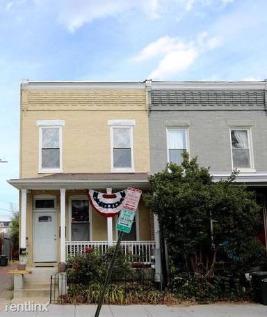 Main picture of 923 10th St NE