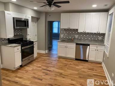 Main picture of 955 W 18th St