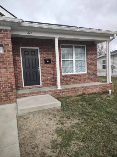 Main picture of 227 E Oak St