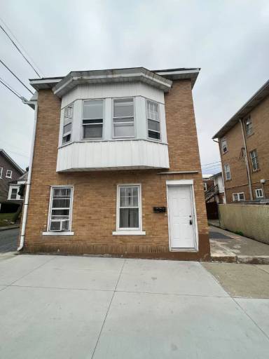 Main picture of 1840 W Livingston St