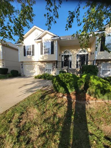 Main picture of 1209 NW Ashley Ln