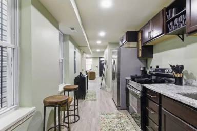 Main picture of 1232 W Lombard St