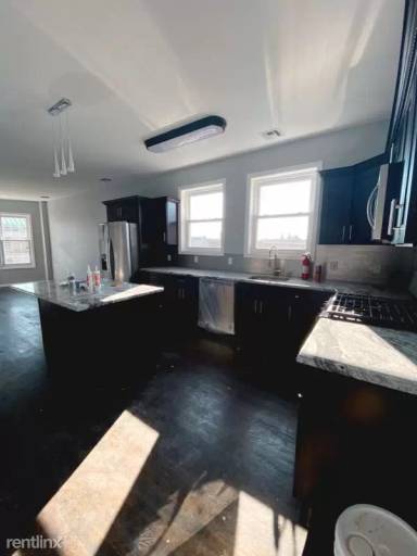 Main picture of 573 Broadway