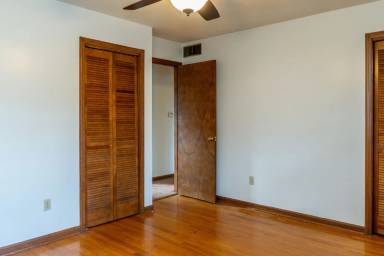 Main picture of 8 E Leslie Ln