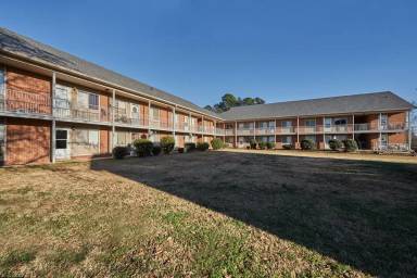 Main picture of 2414 Memorial Blvd