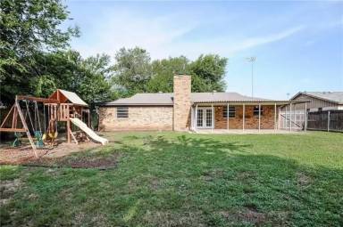 Main picture of 5112 Holiday Ln