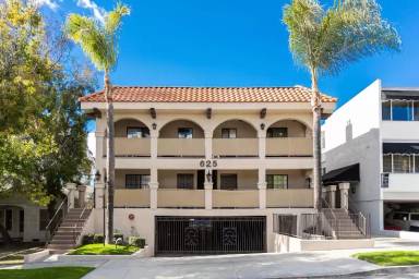 Main picture of 625 E Palm Ave