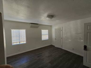 Main picture of 1281 W 35th St