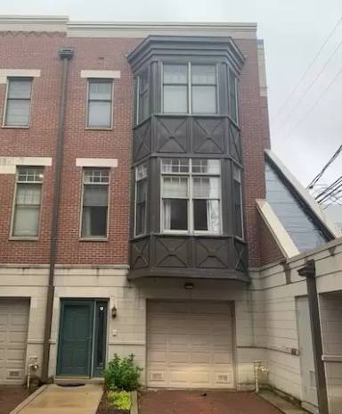 Main picture of 2008 S Calumet Ave