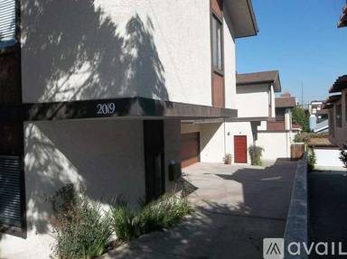 Main picture of 2019 Rockefeller Ln