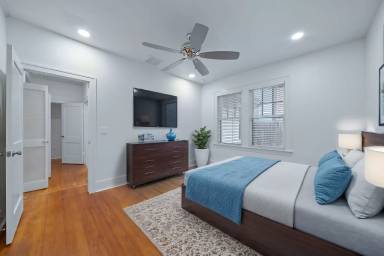 Main picture of 1104 W 22nd St