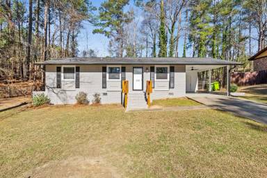 Main picture of 300 Old Oak Dr