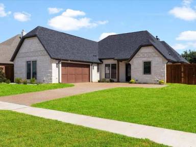 Main picture of 8101 Oak Hollow Dr