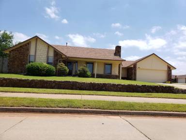 Main picture of 900 NE 19th St