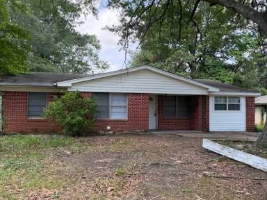 Main picture of 21 Lynwood Dr