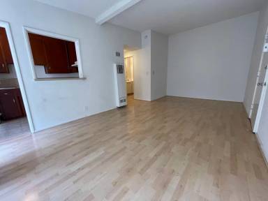 Main picture of 1218 S Barrington Ave