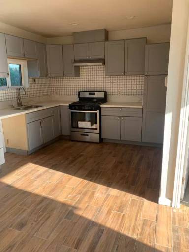 Main picture of 519 W 219th St