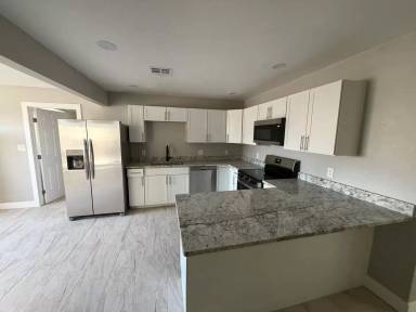 Main picture of 2501 W Sweetwater Ave