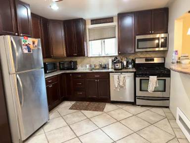 Main picture of 750 Irving Pl