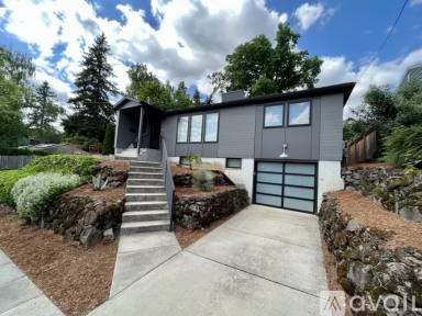 Main picture of 3705 SE Malden St