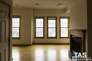 Main picture of 1326 W Diversey Pkwy