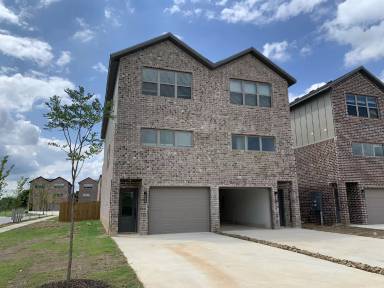 Main picture of 2675-2 SW Livingston Sq