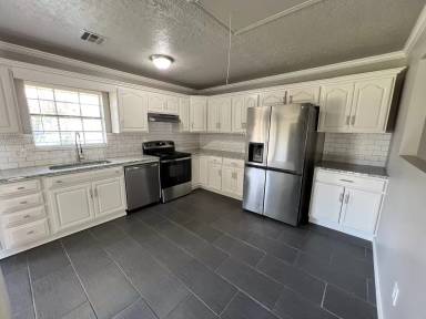 Main picture of 6408 NW Oak Ave