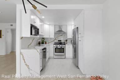 Main picture of 21811 Saticoy St