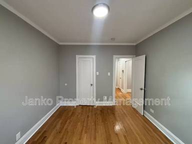 Main picture of 654 E 81st St
