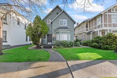 Main picture of 912 W Hays St