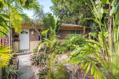 Main picture of 2411 Hayes St