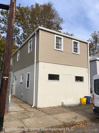 Main picture of 1 Oak St