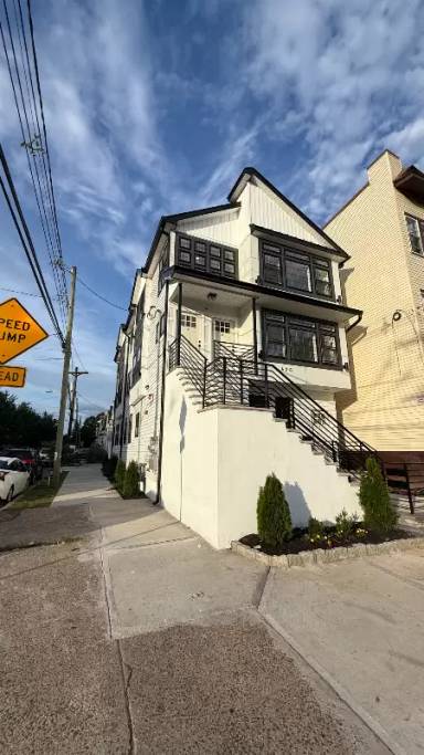 Main picture of 426 Avon Ave