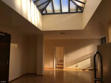 Main picture of 220 W 5th St