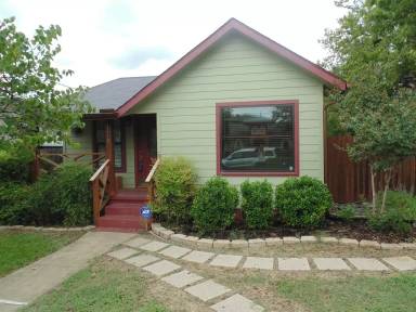 Main picture of 1410 W 51st St