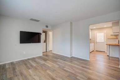 Main picture of 903 S Farmer Ave