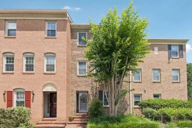 Main picture of 1272 S Washington St