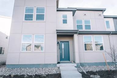 Main picture of 6468 N Ceylon St