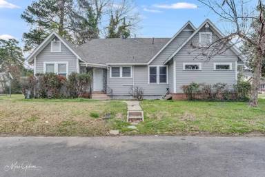 Main picture of 2419 Morehead Ave